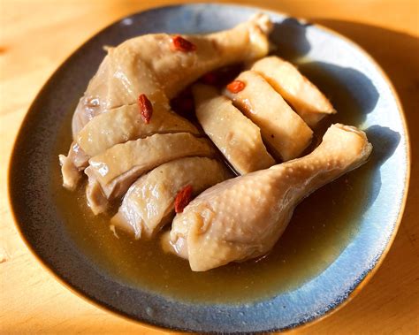  Shaoxing Drunken Chicken: Een rijke combinatie van subtiele kruiden en zacht gemarineerde kip!