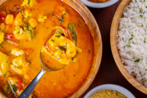  Moqueca de Camarão: Een Scheutje Exotische Romantiek van Braziliaanse Vruchtenzeeen!