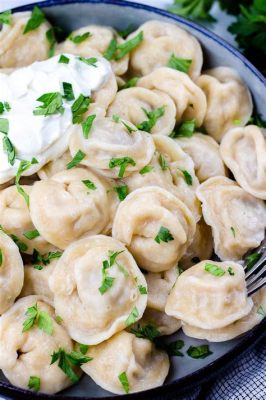  Pelmeni: Een Uitbundige Vurige Dans van Vlezige Iederheid en Kruidige Comfortvoeding!