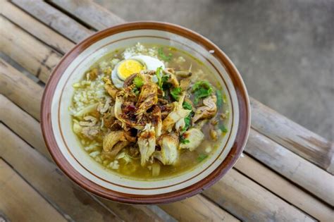  Soto Ayam Lamongan: Een romige kippensoep met een pittige sambal-kick!