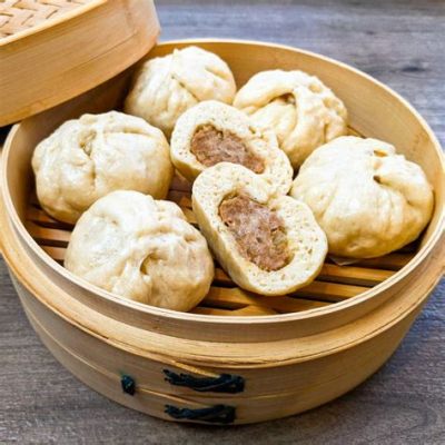  Wuhu Steamed Pork Buns: Een Sensatie van Zacht Gebakken Deeg en Volledige Varkensvleeslekkernij!